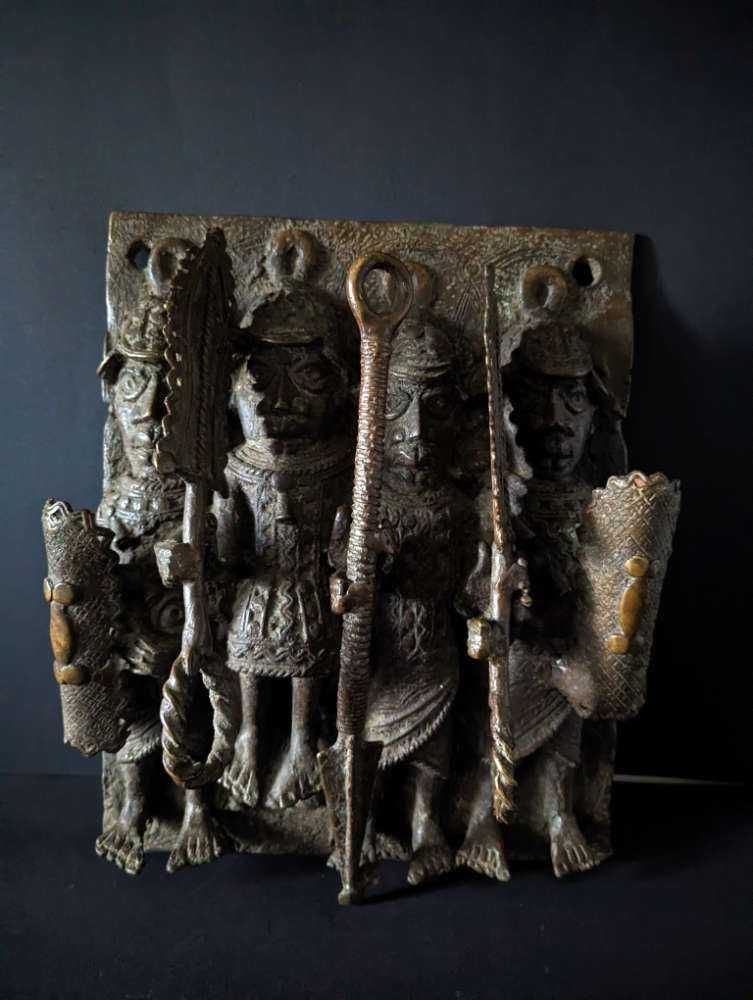 Plakietka przedstawiająca królewskich wojowników z Beninu