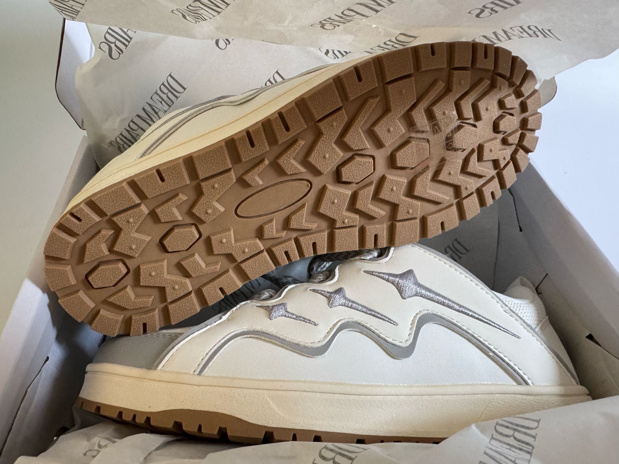 Nowe sneakersy damskie DREAM PAIRS podeszwa TPR białe srebrne  37,5
