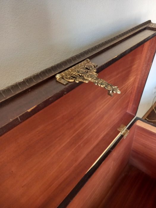 Arca em madeira maciça