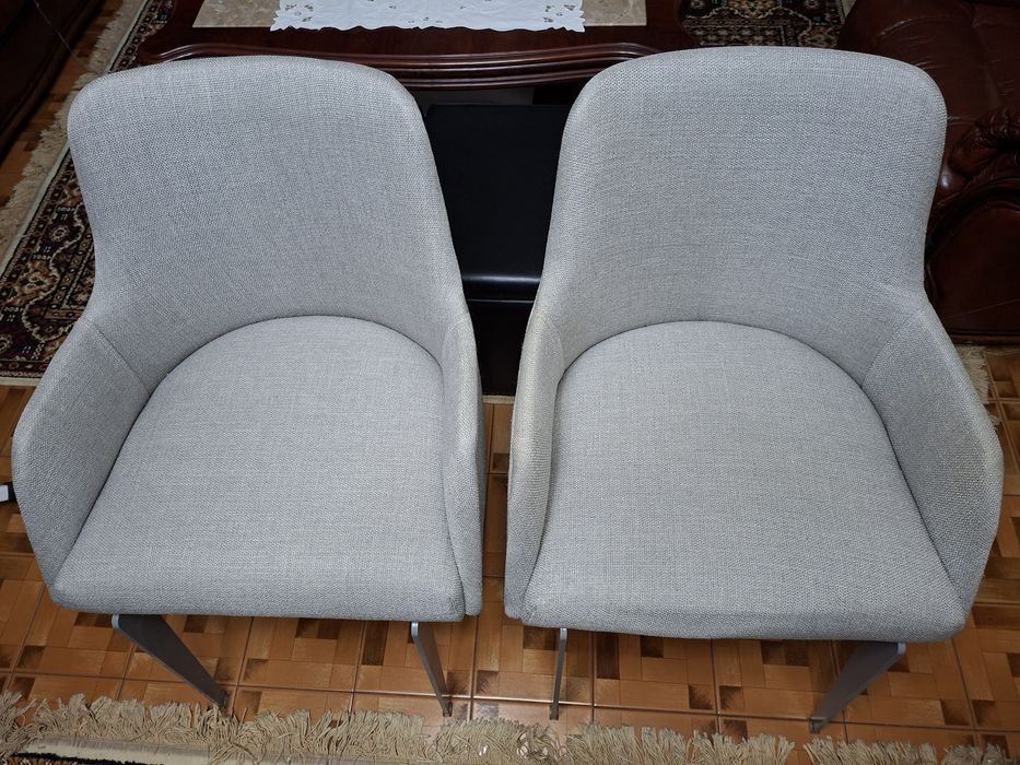 2 cadeirões cinzentos