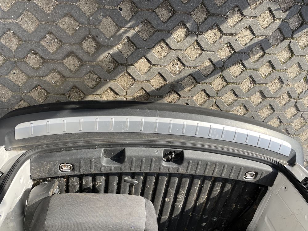 VW Caddy 2k5 zderzak nakładka chrom tył