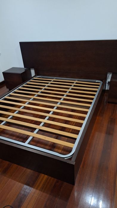 Cama de casal na cor vengue