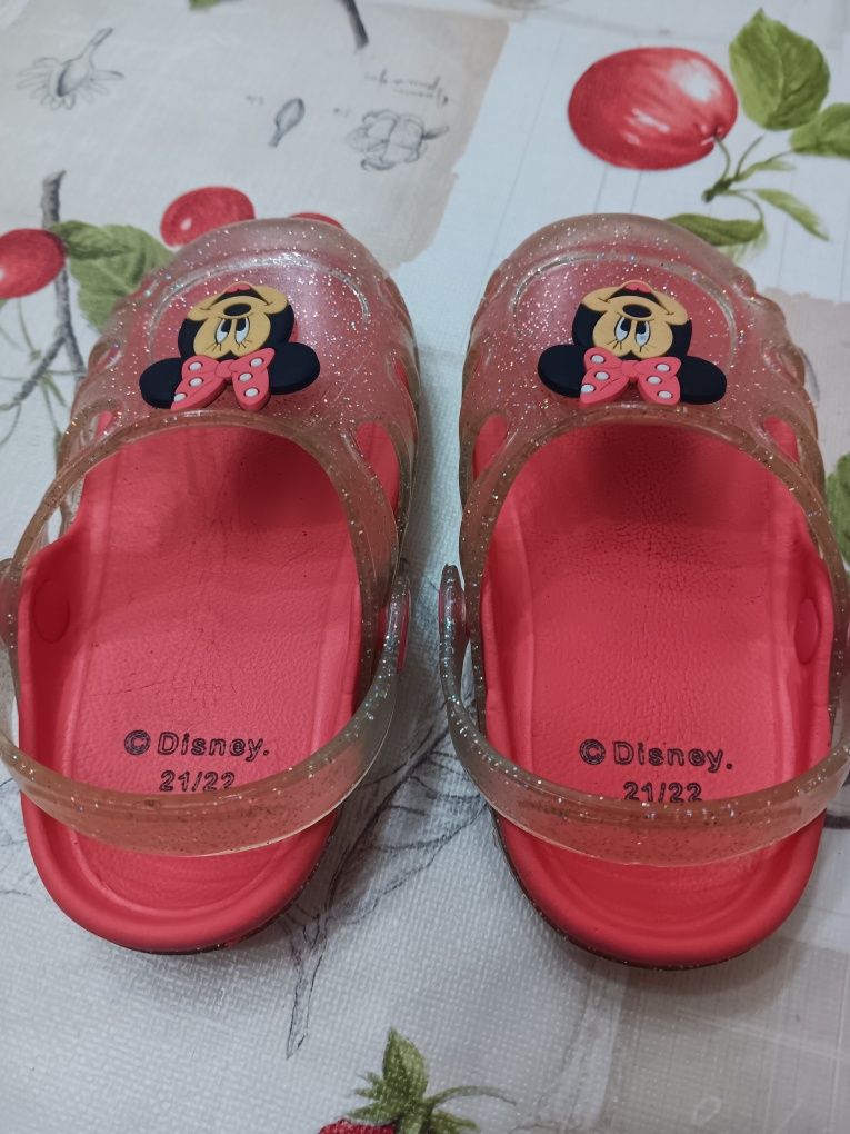 Crocs / Chinelos Brilhantes da Minie