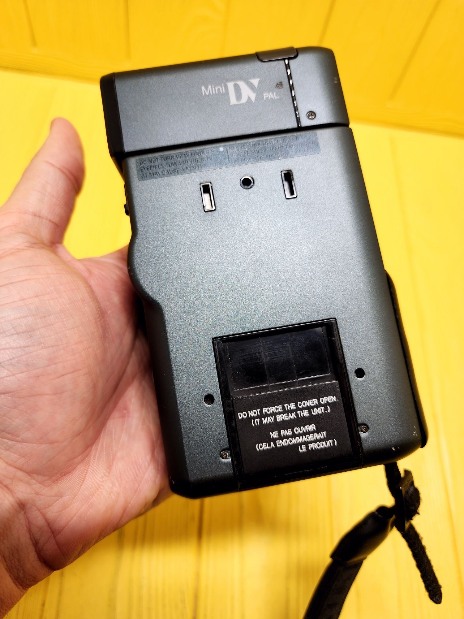 Ретро Видеокамера Japan mini DV фирма Thomson VMD 1 Slim