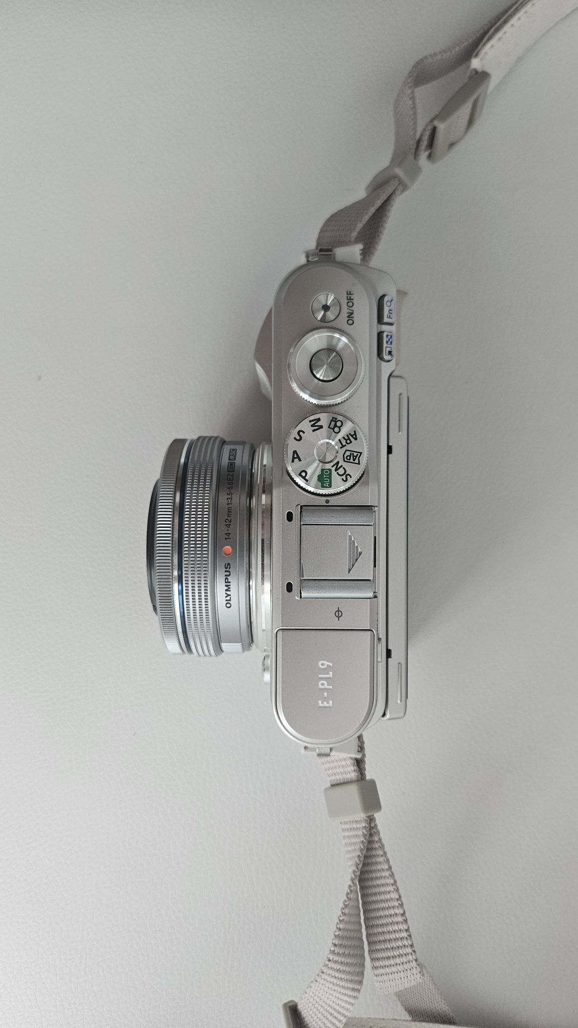 Olympus Pen E-PL9 z obiektywem 14-42
