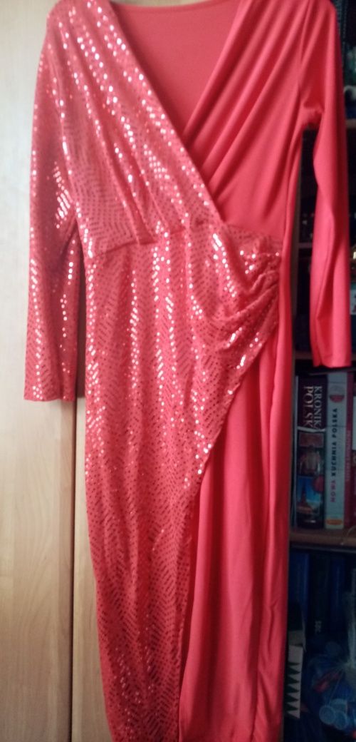 Czerwona sukienka z błyszczącymi bokami