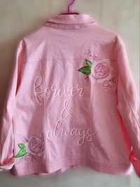 Damska różowa kurtka custom z napisem i kwiatami