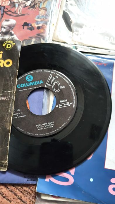 Lote 28 singles discos muito bom estado 
Something 

Creedence clearwa