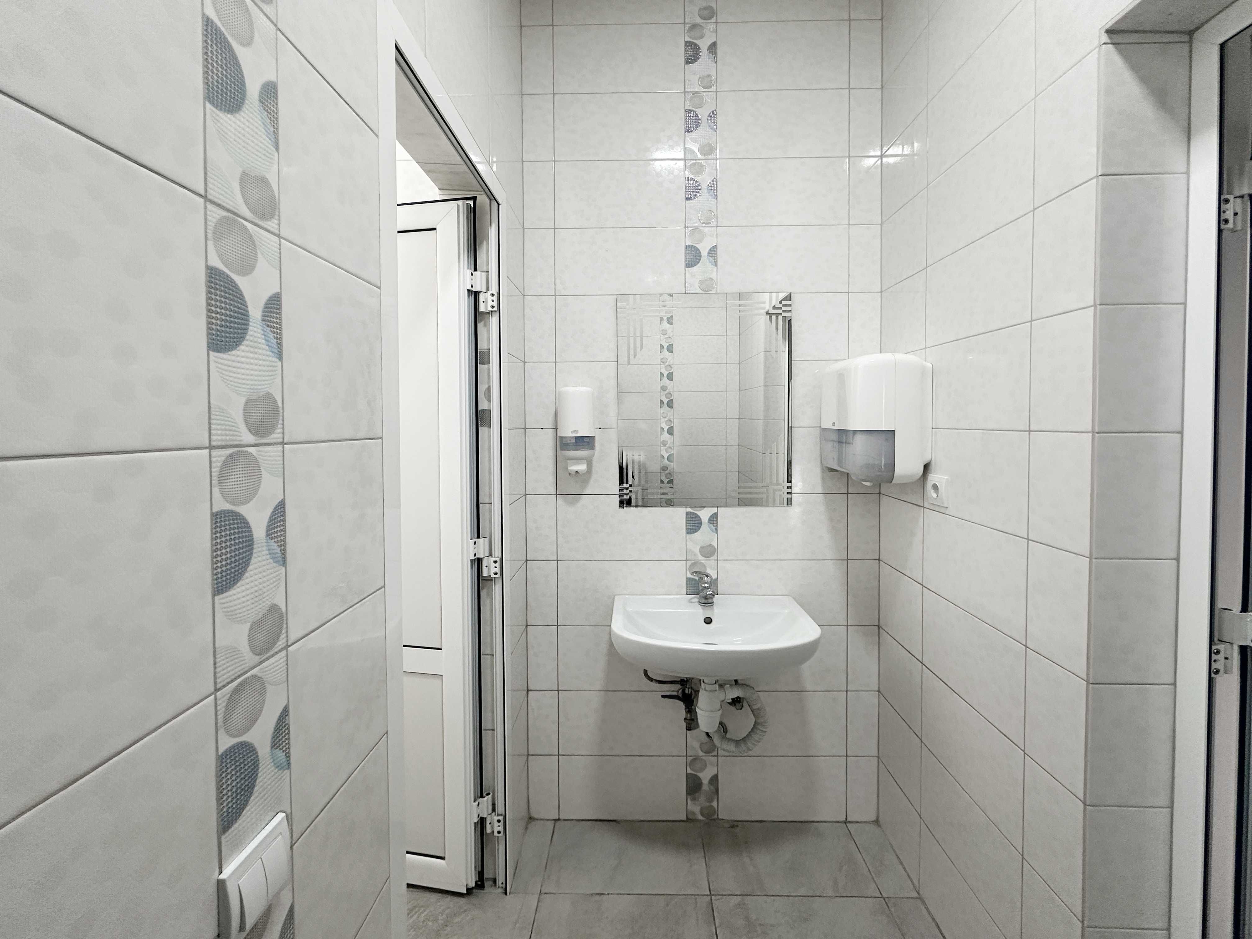 Оренда офісного приміщення, 228 м² за 12$/ м², на вул. Угорська