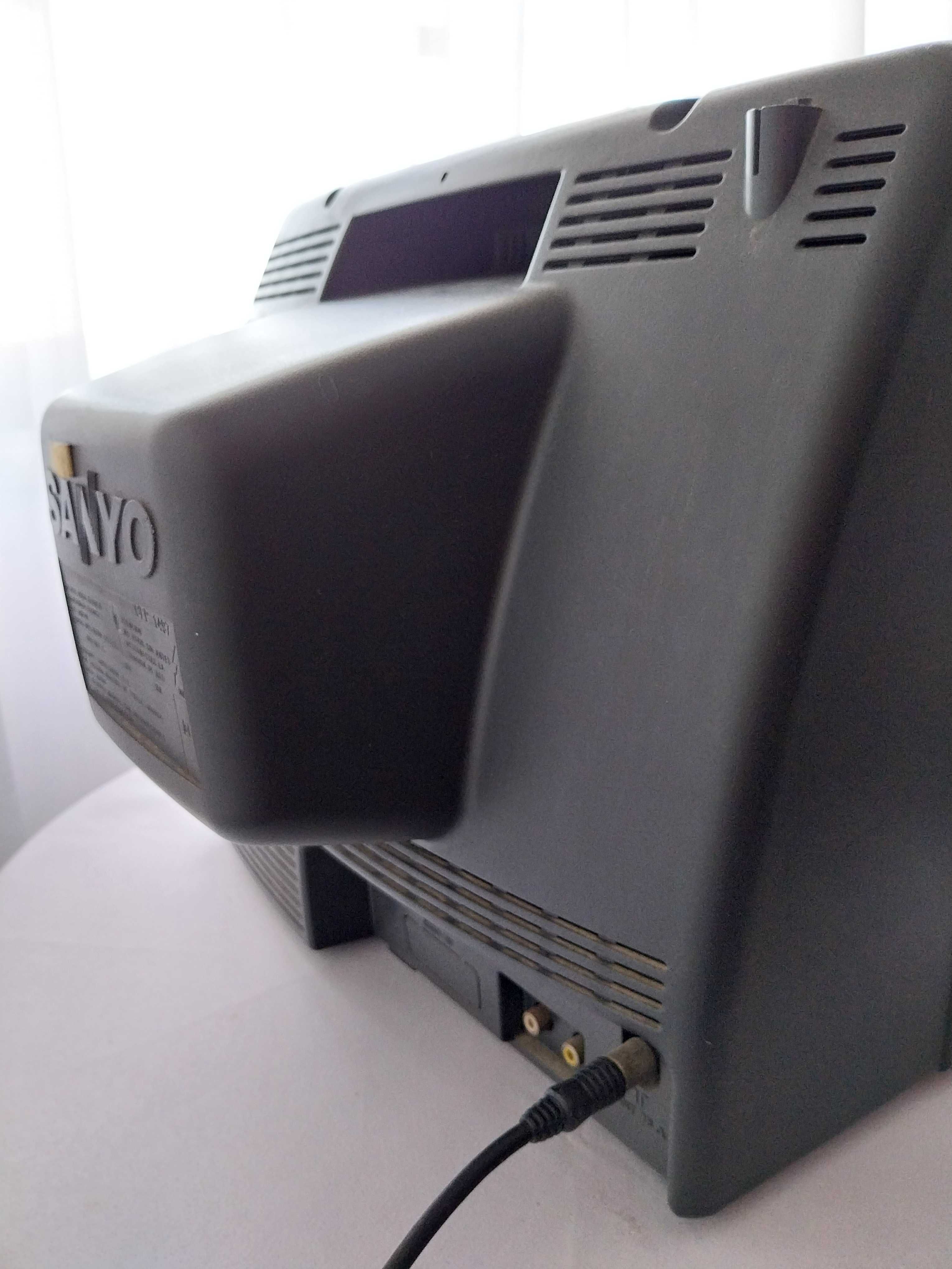 Televisão antiga da Sanyo CEP 1497, vintage, a funcionar