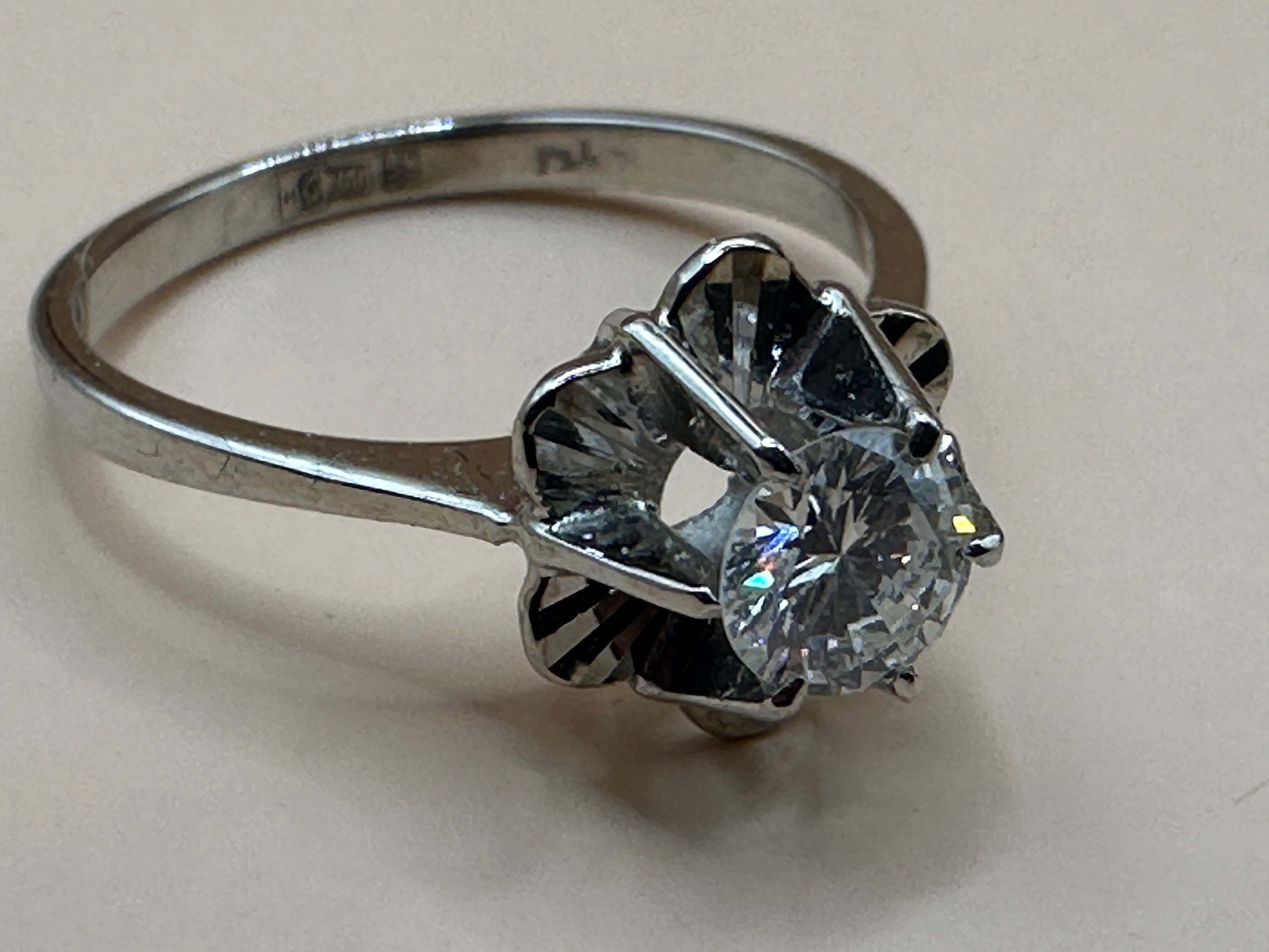 Золотое кольцо с крупным бриллиантом 0,5 карат