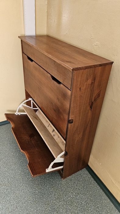 Szafka na buty z dwiema półkami i szufladą