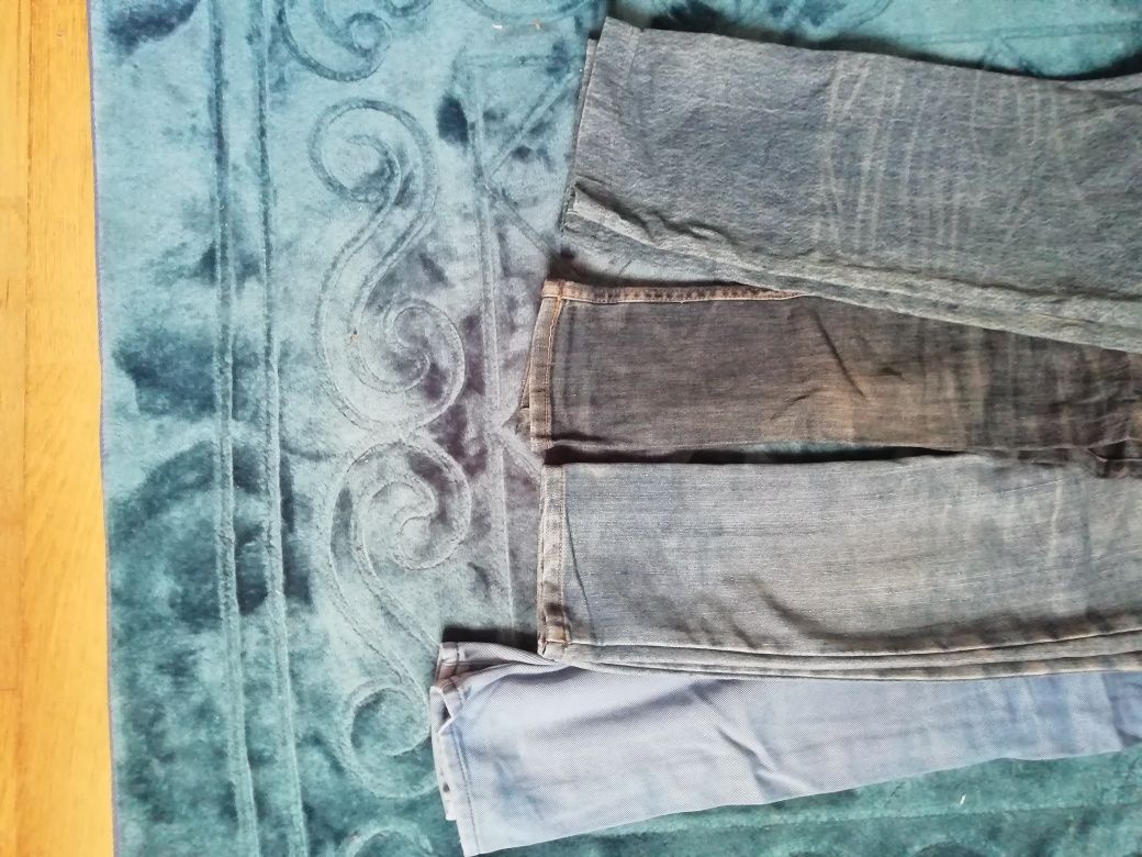 Conjunto composto por 4 pares de calças