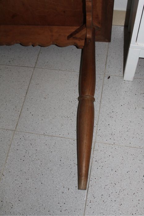 Mesa em madeira maciça