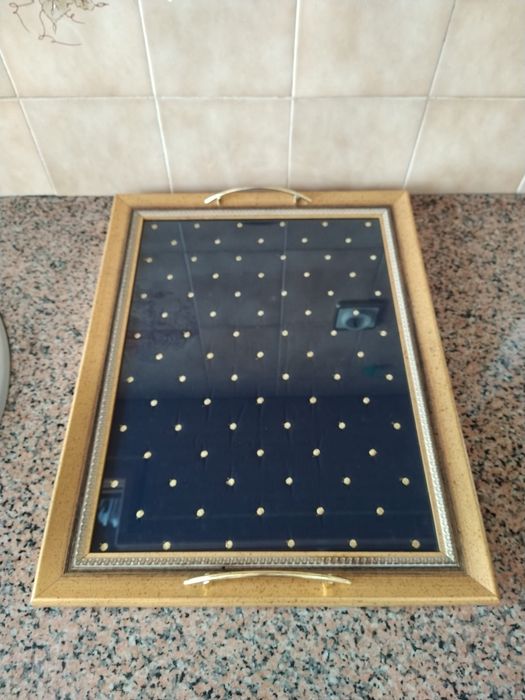 Bandeja com fundo em tecido azul com bolinhas bordadas a dourado