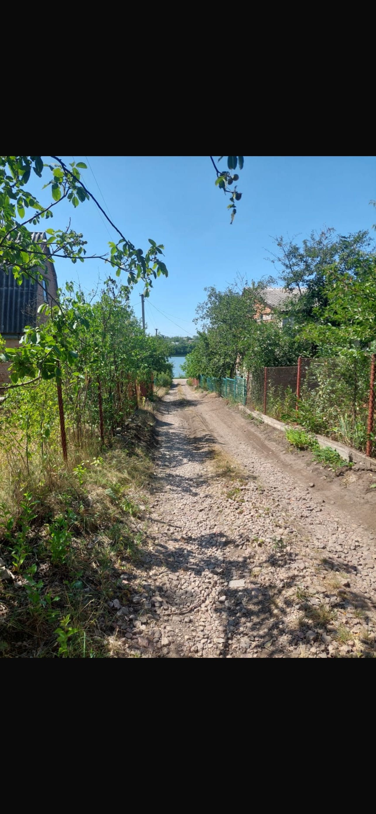 Продам земельну ділянку від Власника через пару хат річка