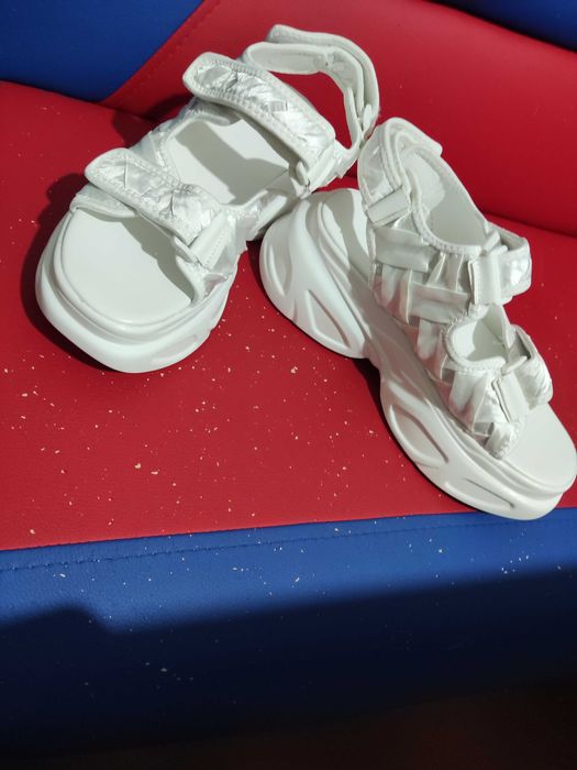 Босоніжки білі на платформі 39 розмір