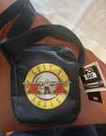 Mala tiracolo e meias originais guns n’roses