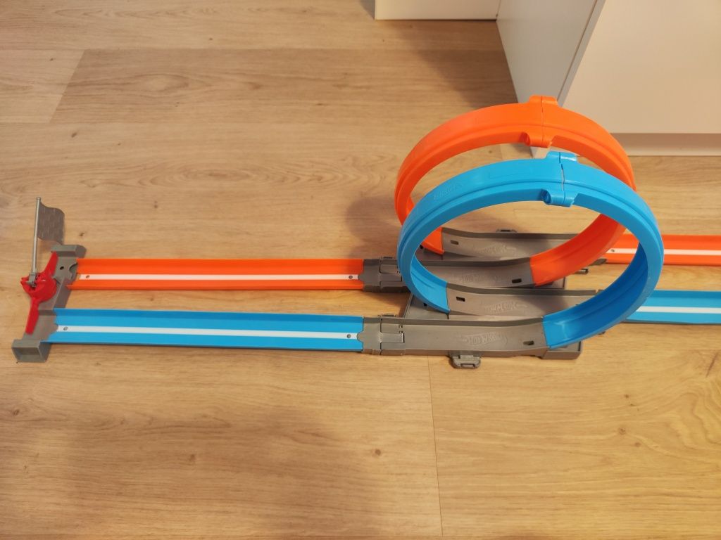 Zestaw Hot Wheels Podwójna Pętla do strzelania autami