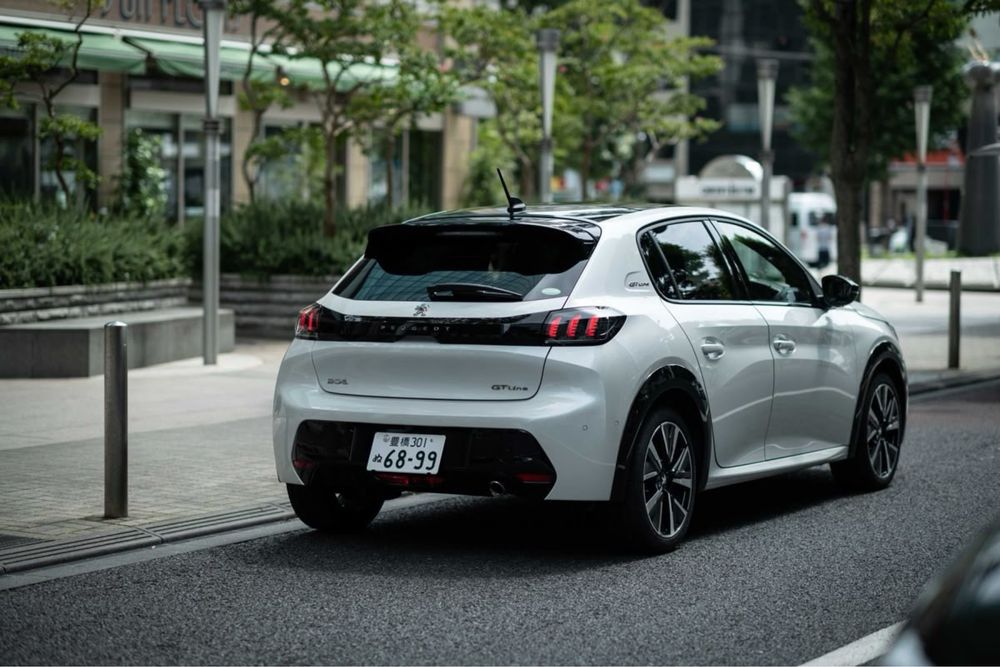 Aluguel Peugeot 208 GT Elétrico com Teto Panorâmico