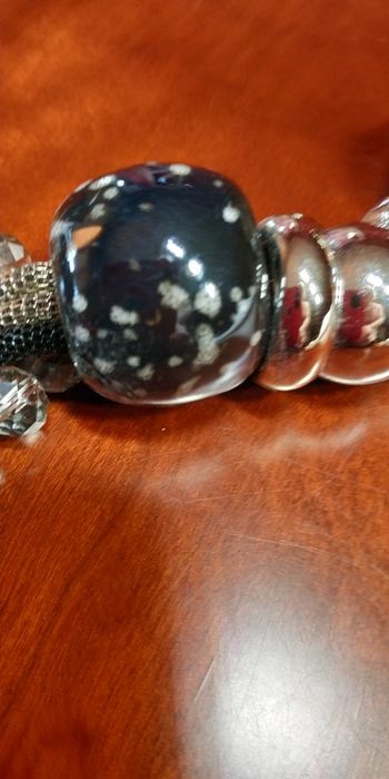 Naszyjnik 3-pasmowy z dużymi koralami.