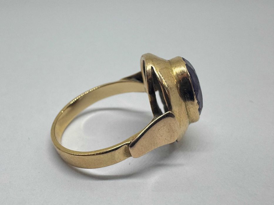 Złoty pierścionek z fioletowym oczkiem pr585 waga 3,45g rozmiar 12