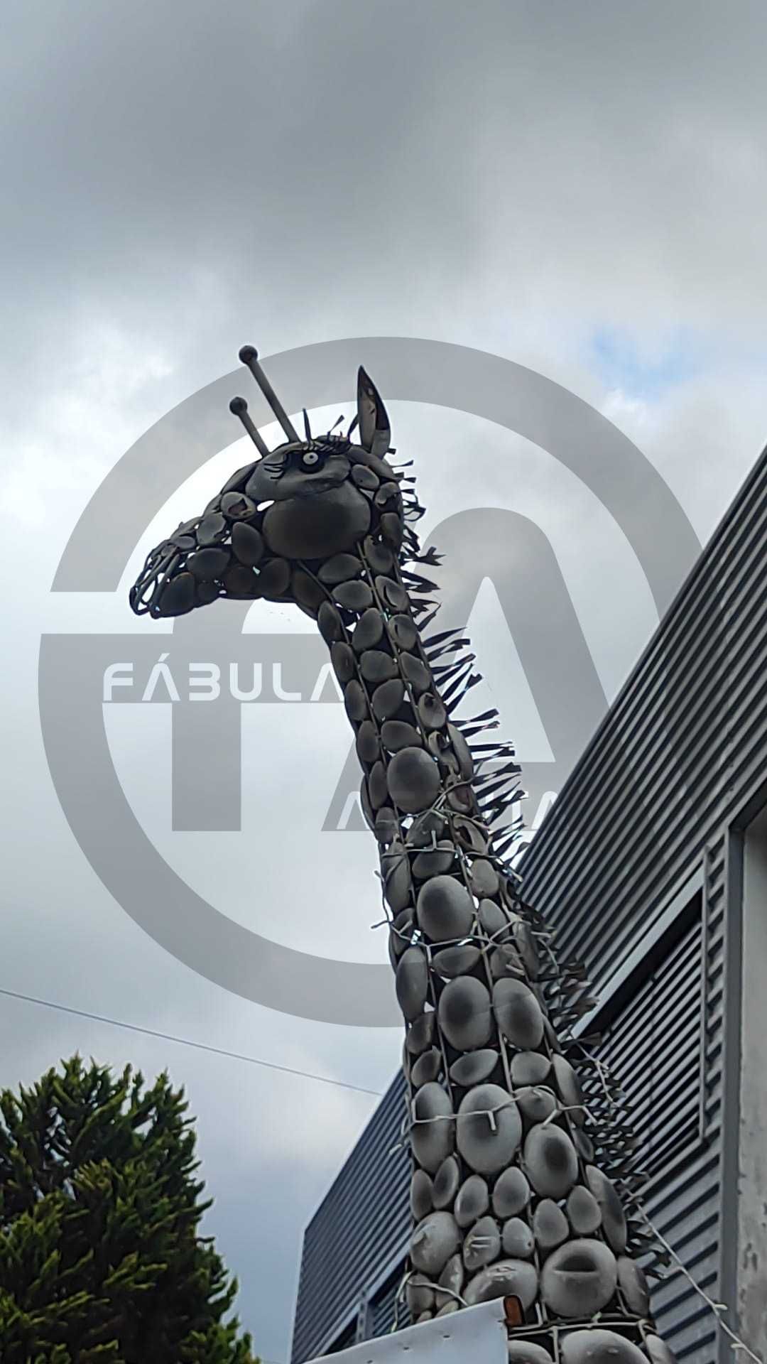Aluguer de peças - Girafa em ferro