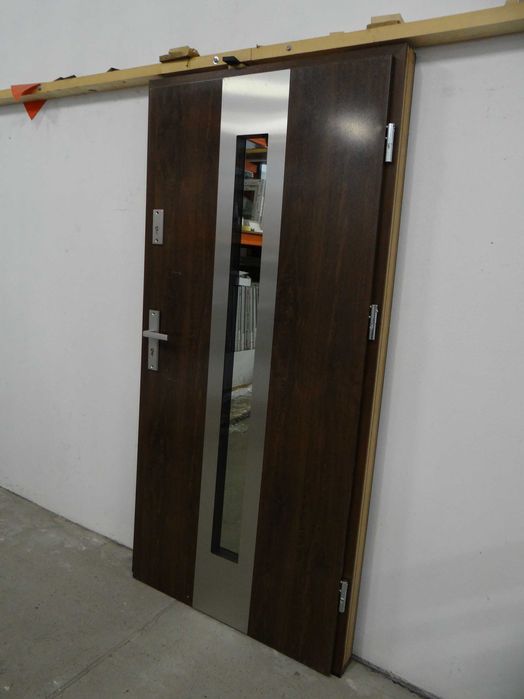 Drzwi zewnętrzne + okucia Otello 5 90 P Orzech 1.2W/m²K