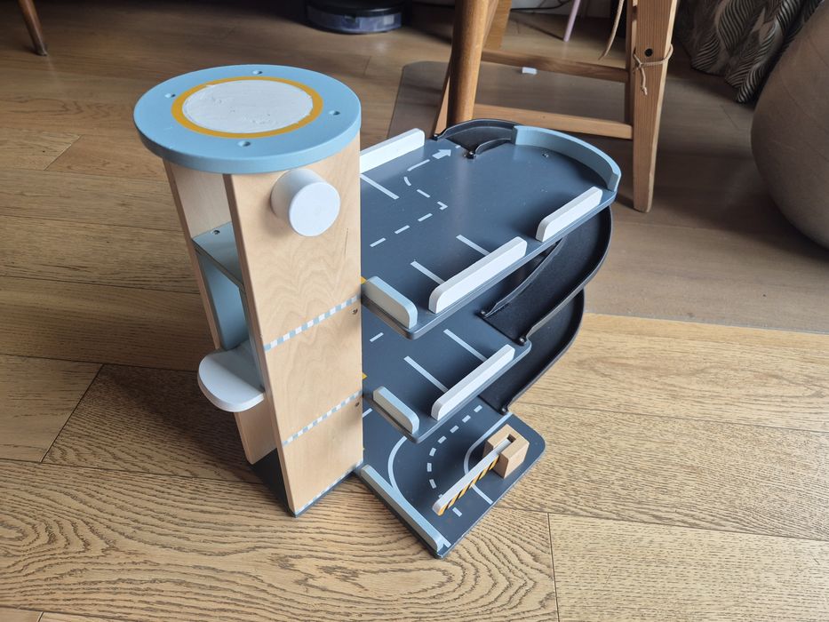 Drewniany garaż z windą dla dzieci z rampą zjazdową