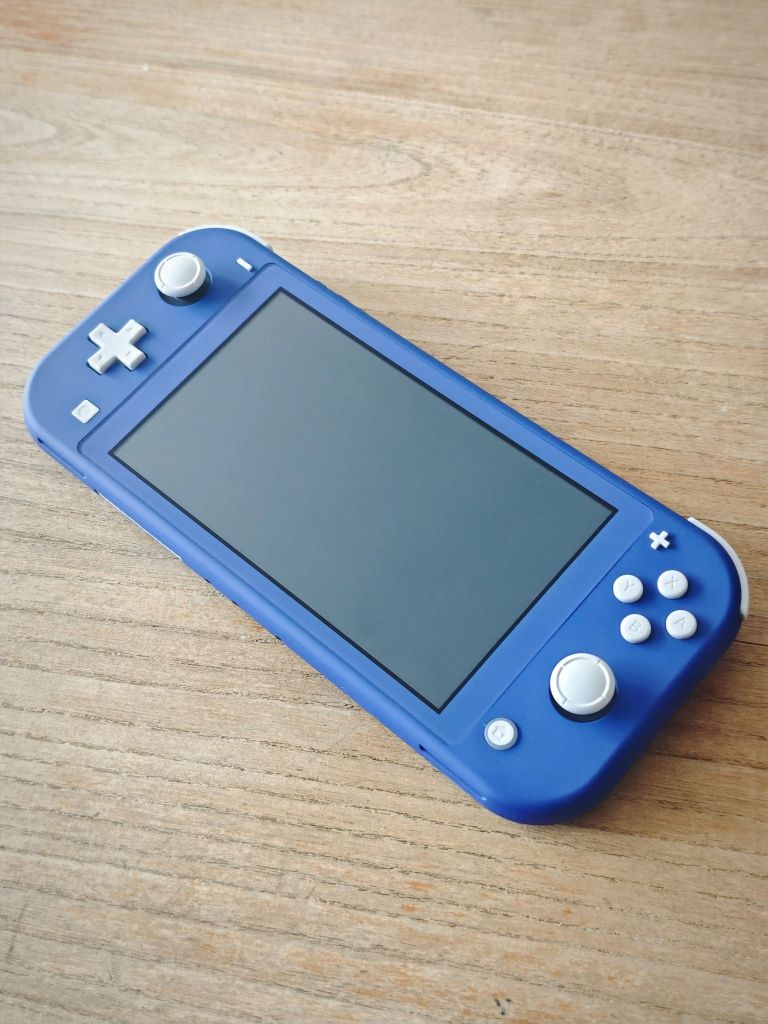 Nintendo Switch Lite + gry + etui