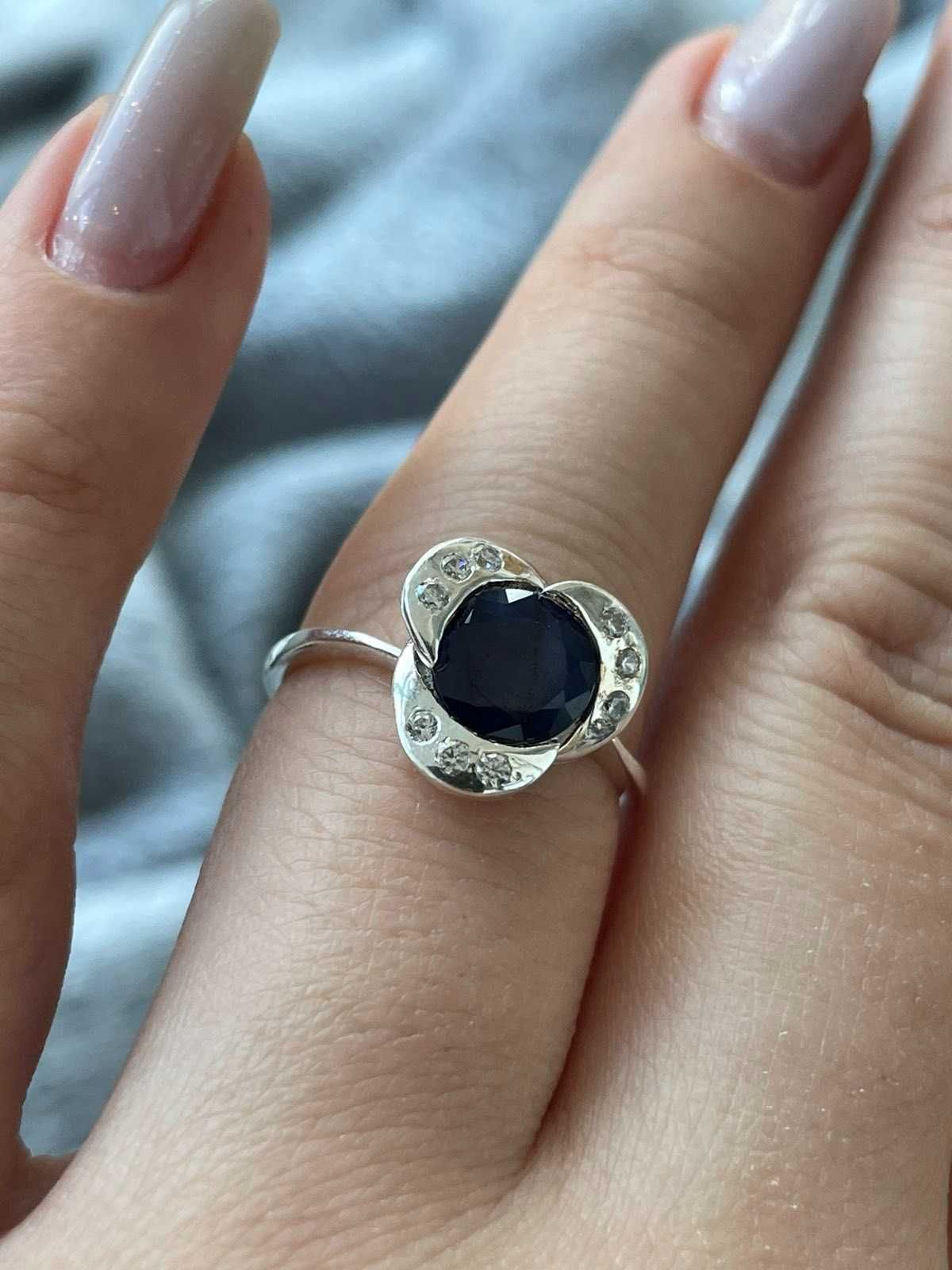 Серебряное кольцо925 пробы с  синим сапфиром .Размер 17