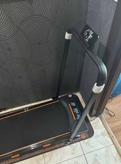 Компактна бігова доріжка з регульованим нахилом/беговая дорожка