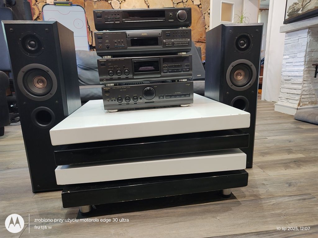 Wierza Technics wraz z kolumnami