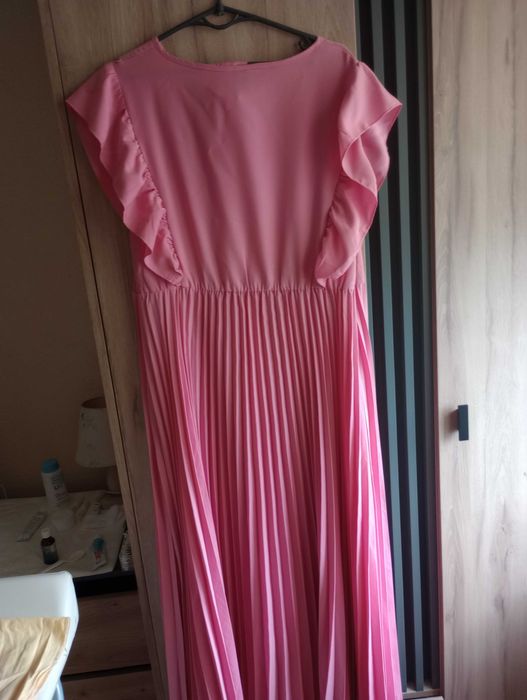 Mam do sprzedania trzy nowe sukienki.