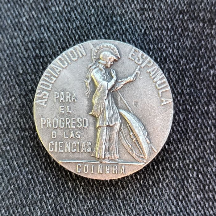 Abotoadeira associação espanhola para progresso e ciência em Coimbra