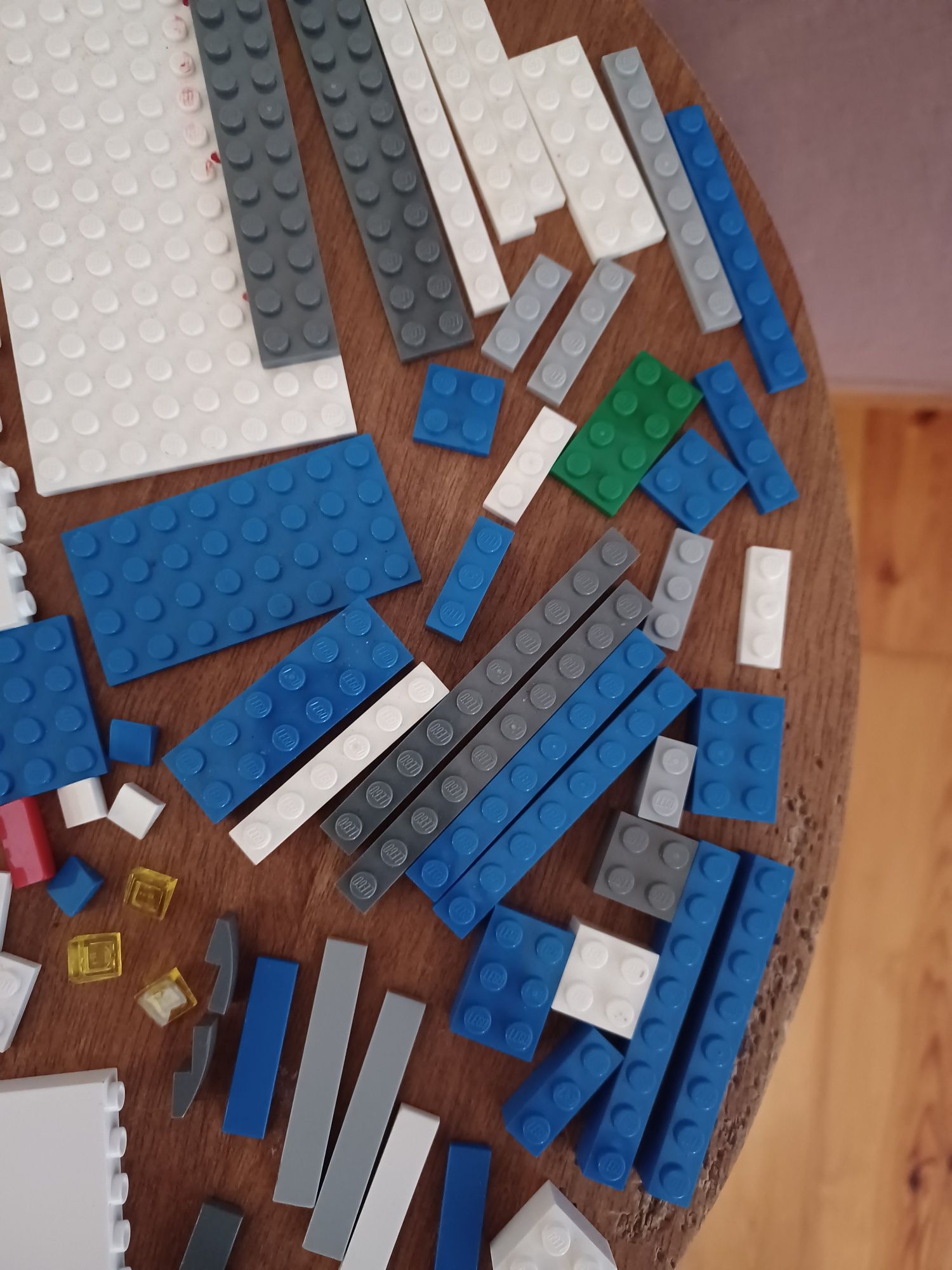 Aproximadamente 180 peças LEGO