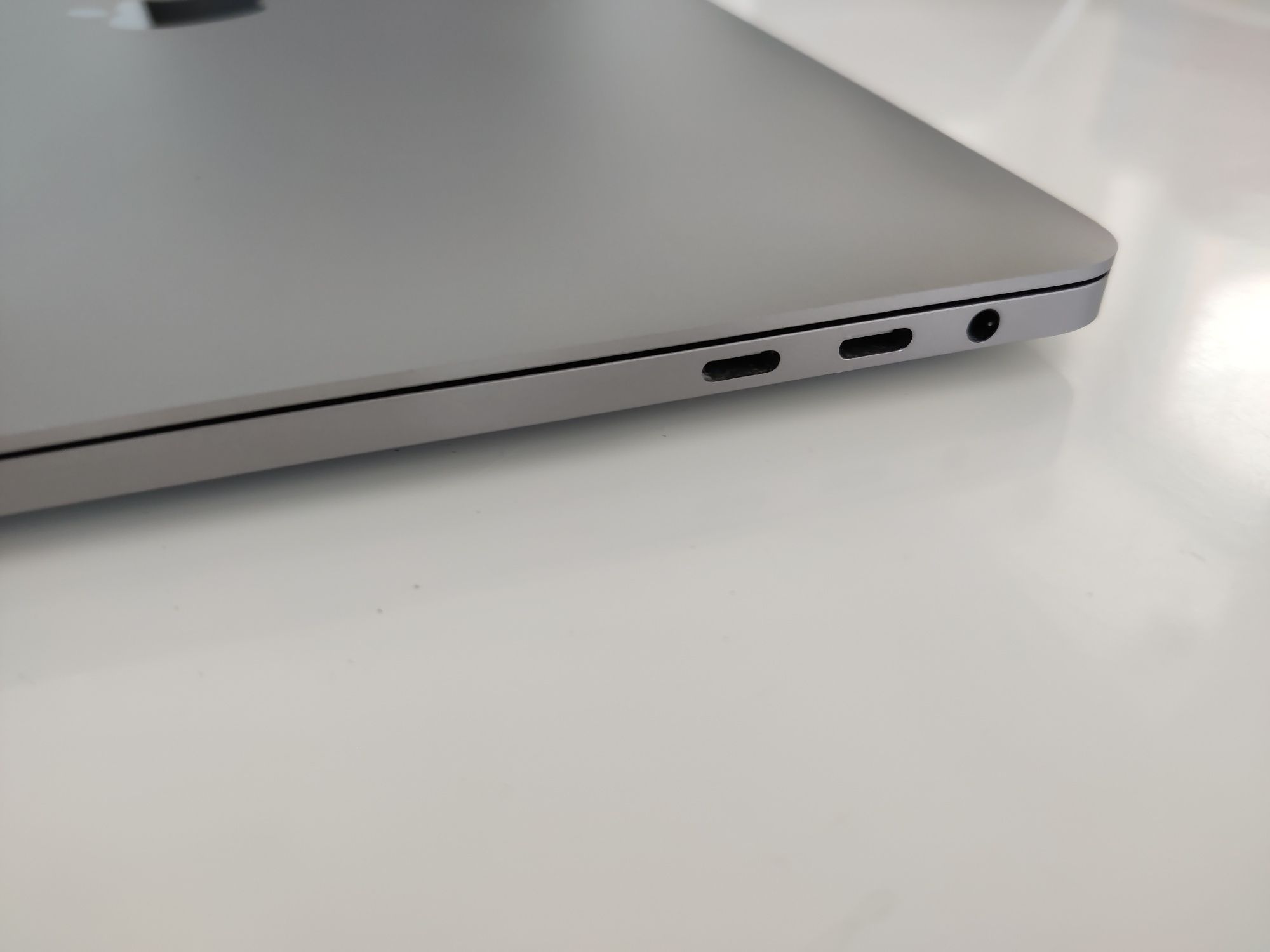 MacBook Pro 13 2020 i5 16GB RAM 512 GB dysk