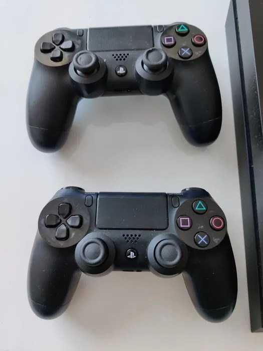 PlayStation 4 com dois comandos em excelente condição
