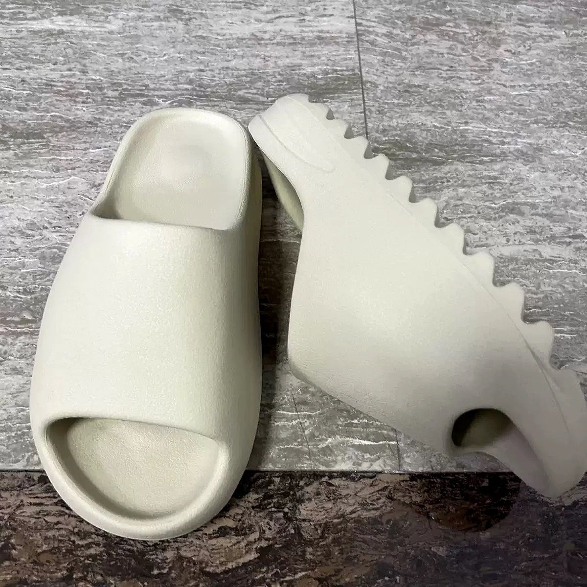 Тапки сланці жіночі adidas yeezy slide bone бежеві