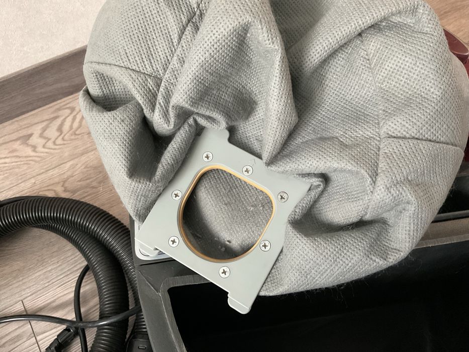 Практично новий потужний 1500W пилосмок LG Hippo