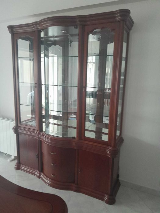 Cristaleira + mesa de sala + cadeiras