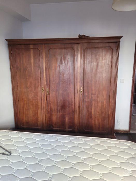 Roupeiro em Madeira maciça
