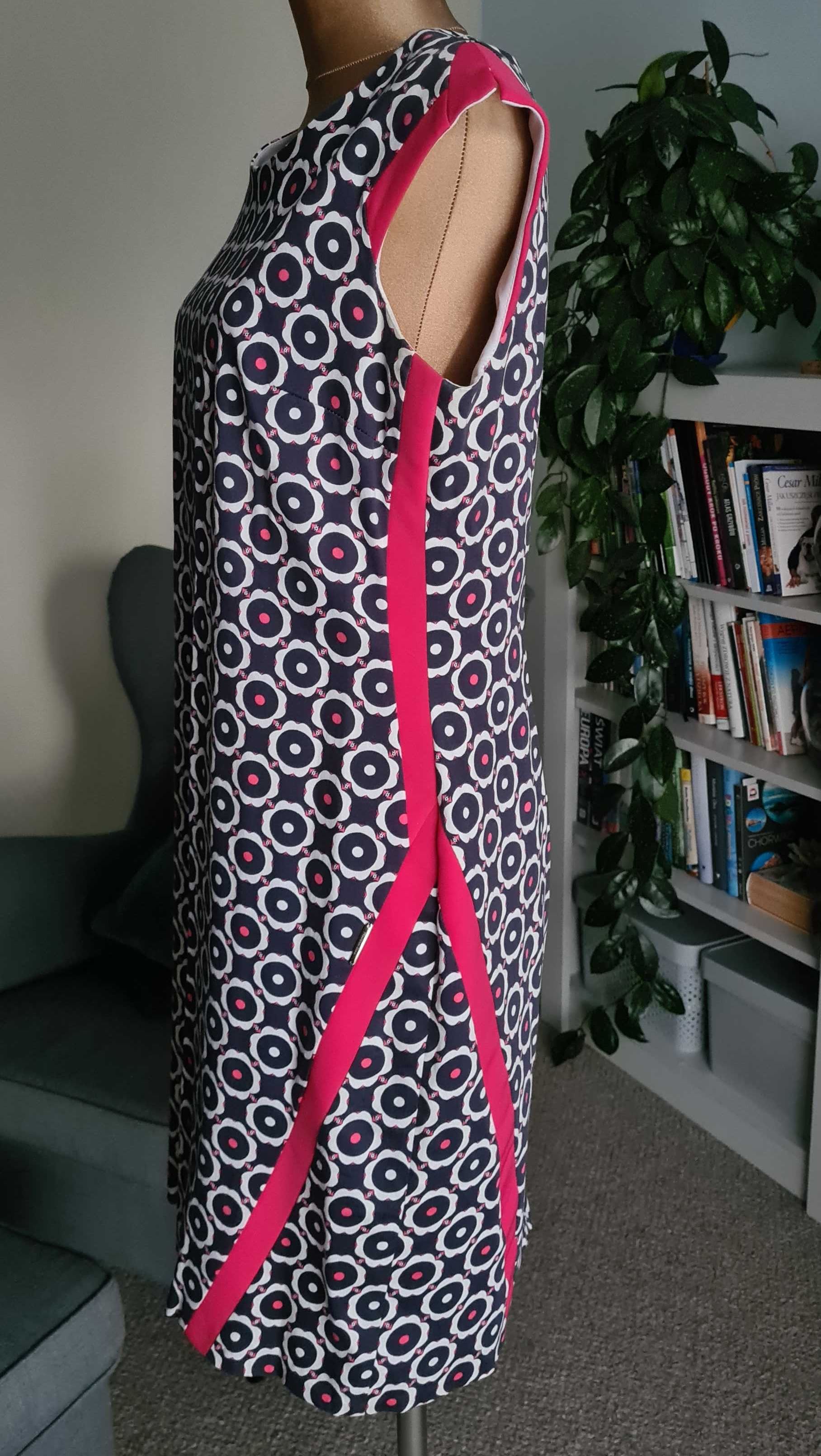 Sukienka modelująca klasyczna elegancka Modern Line 40
