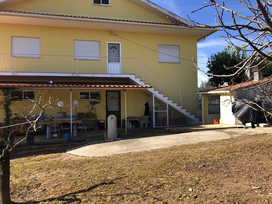 Casa grande com dois pisos