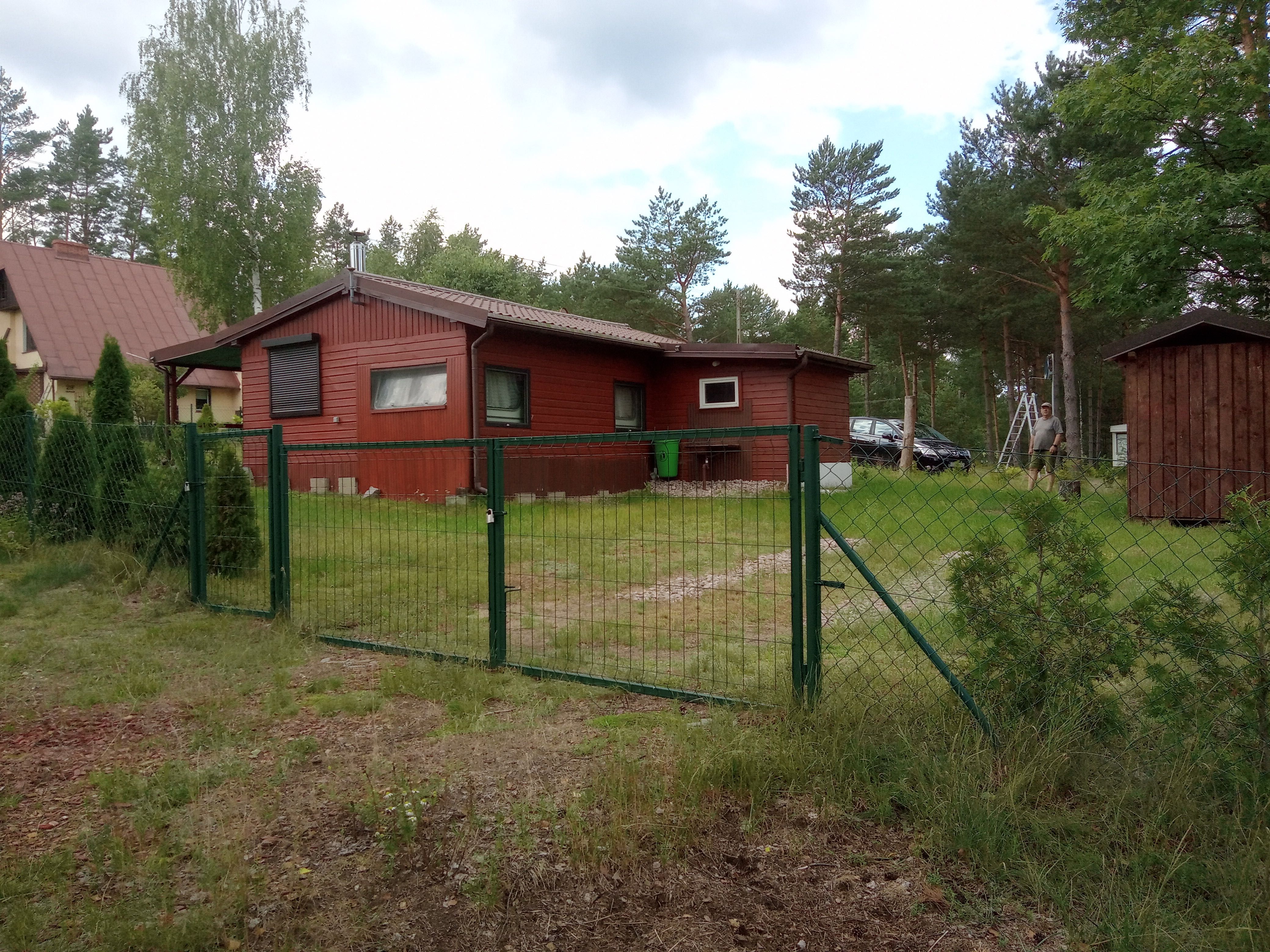 Domek nad jeziorem w otoczeniu lasów na Kaszubach