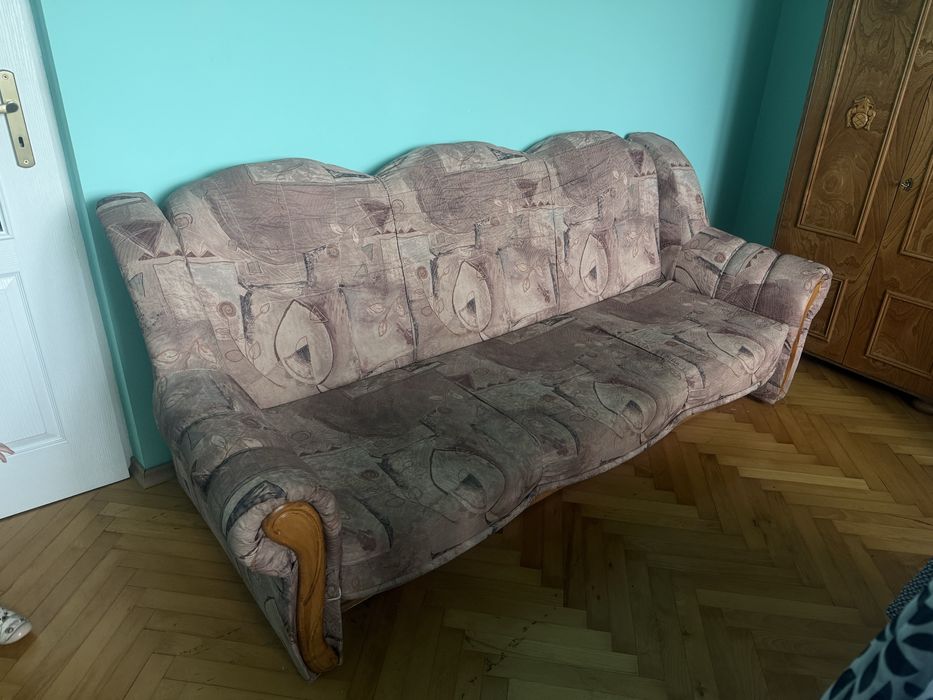 Narożnik i stół z krzesłami