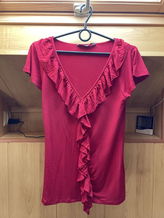 Czerwona bluzka z krótkim rękawem i falbankami