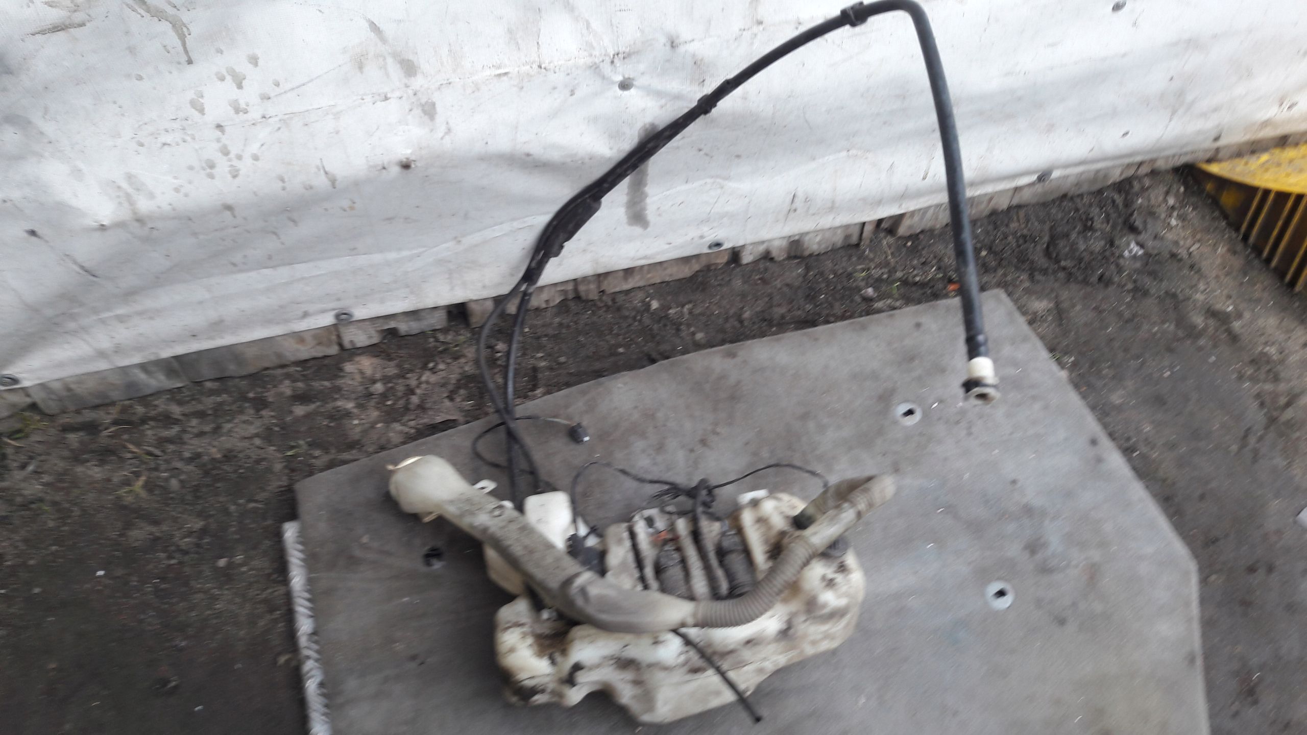 BMW E39 Zbiorniczek Spryskiwaczy Xenon Pompka