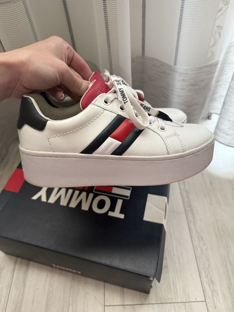 Кроссовки, мокасины Tommy Hilfiger р.37,5