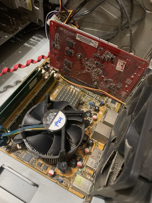 Процесор intel core 2 quad q8300 вместе с куллером.